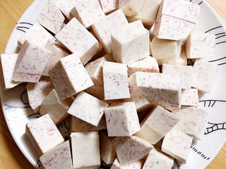 2、红烧芋头,将芋头切成块儿待用。