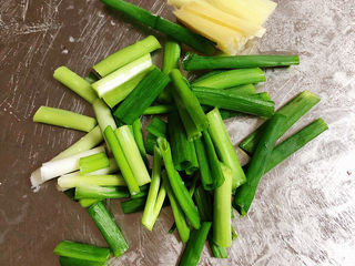 3、红烧芋头,小葱、姜切好待用。