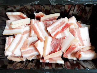 4、红烧芋头,准备好五花肉片。