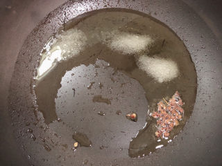 5、红烧芋头,锅中倒入油，加热至五成热，放入白糖和花椒粒。