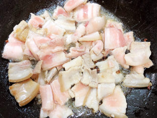 6、红烧芋头,白糖溶化，放入五花肉片。