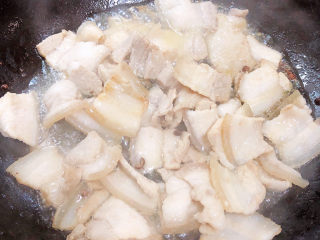 7、红烧芋头,将五花肉中的水炒出来。