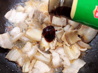 8、红烧芋头,放入料酒、生抽、蚝油。