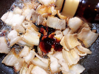 9、红烧芋头,再放入酱油，调色。