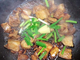 10、红烧芋头,放入小葱、姜爆香。