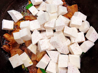 11、红烧芋头,放入芋头块儿，翻炒均匀。