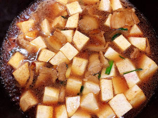 12、红烧芋头,加入水，烧开锅，中火慢炖10分钟。