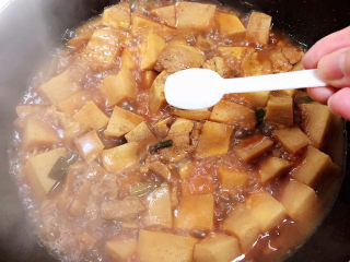 13、红烧芋头,加入盐。