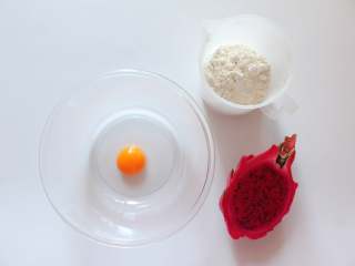 1、火龙果磨牙棒（适合9个月以上的宝宝）,准备所有食材