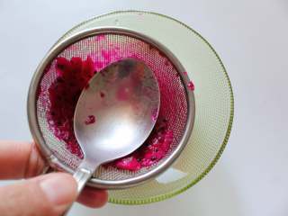 2、火龙果磨牙棒（适合9个月以上的宝宝）,火龙果用勺子压出汁