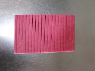 8、火龙果磨牙棒（适合9个月以上的宝宝）,用刀切成均匀的长条