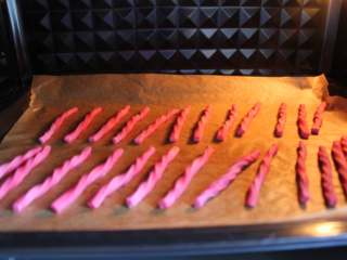 11、火龙果磨牙棒（适合9个月以上的宝宝）,烤箱160度预热10分钟，放入烤盘烘烤16分钟即可