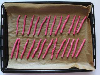 10、火龙果磨牙棒（适合9个月以上的宝宝）,将所有面团搓好放入烤盘