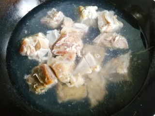 3、胡萝卜玉米排骨汤,排骨放入锅中,加冷水焯去血水,以净水洗净沥干备用。