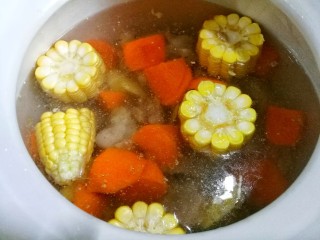 7、胡萝卜玉米排骨汤,加入刚刚没过食材的清水,大火煮开水后转小火煮2小时,中途多搅拌几次。