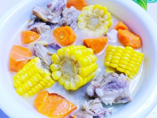 11、胡萝卜玉米排骨汤,来一口。