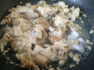 3、#猪脚#炖猪脚,水开之后如图