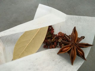 6、#猪脚#炖猪脚,准备一个调料包：花椒八角香叶