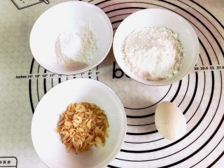 1、    宝宝辅食之补钙小零食—�虾条饼干,所有材料准备好，糖和盐我放在低筋面粉里了。虾皮我用的无盐的。