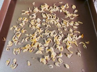 3、    宝宝辅食之补钙小零食—�虾条饼干,沥干水分，放入烤盘，160度烤10分钟。