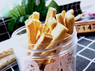 14、    宝宝辅食之补钙小零食—�虾条饼干,成品图