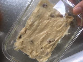 10、#宝宝辅食#彩色香甜红枣发糕,盖上保鲜膜,放入烤箱里发酵至两倍大,我的烤箱放了一碗水,用的上下管37度,大概发酵了1个小时20分钟。