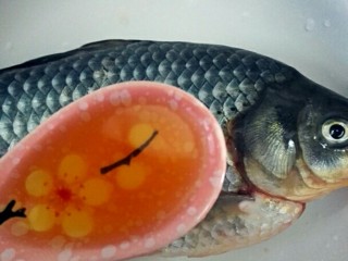 1、白鲫鱼豆腐汤,抹上2汤勺黄酒