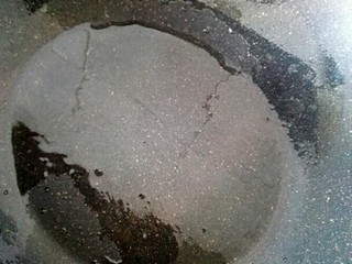 3、白鲫鱼豆腐汤,锅中放油加热