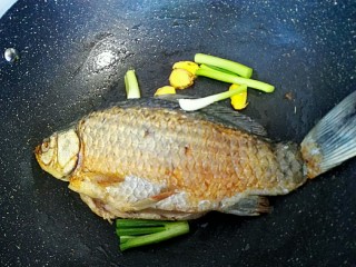 5、白鲫鱼豆腐汤,将鱼两面煎黄，小心些翻鱼身，鱼鳞别弄掉了