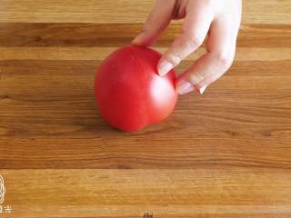 2、西红柿鸡蛋面12m+,首先，西红柿划十字~