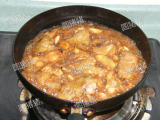 5、蒜子焖鲶鱼,加入煎好的鱼块，生抽，蚝油，米酒，砂糖及清水大火煮开后转小火焖制。