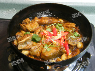 6、蒜子焖鲶鱼,焖至汤汁浓稠时，放入红椒丝及香菜叶即可装盘。