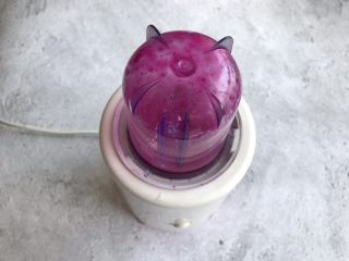 1、火龙果奶片,取适量的火龙果放入榨汁机里榨成汁