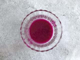 2、火龙果奶片,过滤出20g的火龙果汁