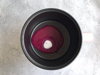 3、火龙果奶片,将火龙果汁倒入锅中，加入白糖，小火熬至黏稠