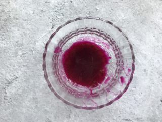 4、火龙果奶片,熬好后倒入碗中晾凉