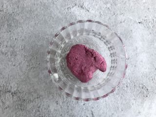 6、火龙果奶片,揉成光滑的面团，如果太黏可以少放一点奶粉