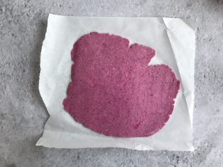 7、火龙果奶片,用擀面杖擀成0.2cm厚的饼