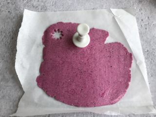 8、火龙果奶片,用模具压出形状