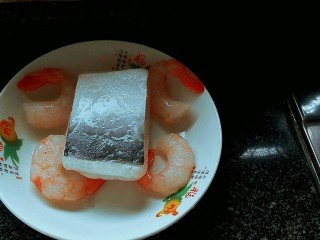 3、沙巴鱼什锦汇,沙巴鱼块解冻去冰，水煮装盘上料。