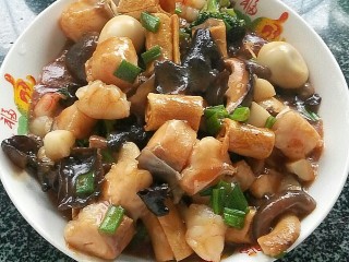 4、沙巴鱼什锦汇,所有菜一起下锅，加欠与番茄酱。起加葱装盘