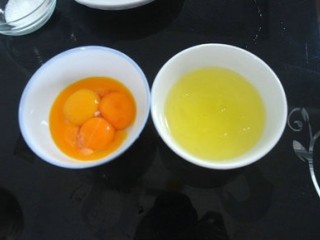 2、蒸锅小蛋糕????,把蛋清和蛋黄分离，对于没有电动打蛋器的同学，在蛋清中加几颗盐，后放冰箱冷冻至蛋清边缘结霜，这样有利于打发