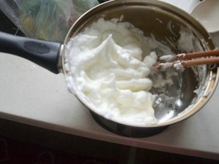 3、蒸锅小蛋糕????,蛋白打成粗泡后加，加第一次糖继续打呈细腻的泡沫加第二次糖，打发成湿性泡发，此时状态呈弯钩状，加第三次糖，最后直至打发成硬性泡发，呈直立的三角形小尖