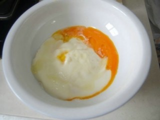 4、蒸锅小蛋糕????,蛋黄加酸奶，食用油，白糖拌匀，再加面粉搅拌成无颗粒的蛋液