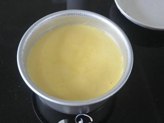 6、蒸锅小蛋糕????,把拌好的蛋糊倒入模具，震几下 震出泡沫