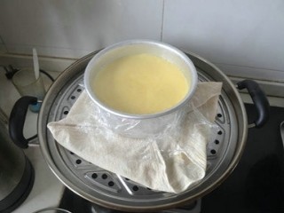 7、蒸锅小蛋糕????,给模具包上保鲜膜，以防水汽进入，上锅蒸二十几分钟