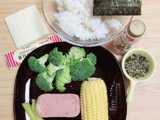 1、西兰花芝士饭团,准备好食材。西兰花、米饭、玉米、火腿、寿司萝卜、芝士片、沙拉酱、寿司醋、海苔芝麻碎。