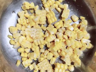 2、西兰花芝士饭团,先将玉米粒切下。