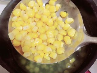 3、西兰花芝士饭团,锅中烧开水，放入玉米粒煮5分钟，捞出待用。