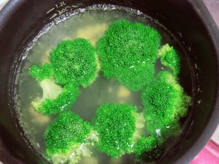 4、西兰花芝士饭团,再烫一下西兰花，1分钟即可。捞出待用。